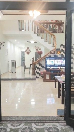 nhà 2 tầng mt 7m5, lý tử tấn, sơn trà. gồm: 3pn, 2wc khách, bếp, thờ. diện tích: 100m2 ngang 5m