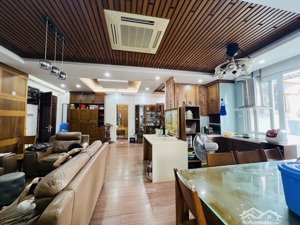 bán căn hộ mặt phố cầu giấy, dt 125m2, 3 ngủ, full nội thất đẹp, 8,8 tỷ