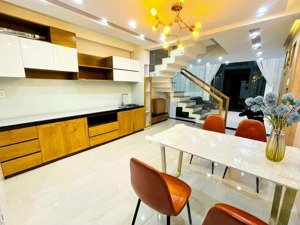 cần bán gấp nhà trệt, lầu mới đẹp. hẻm 6m cực rộng. ngay mặt tiền lê văn duyệt. cách q. 1 chỉ 100m