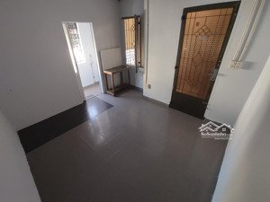chính chủ - phòng sơn mới, có ban công, cửa sổ, riêng biệt, 20m2, ánh sáng trời, lê văn sỹ q3