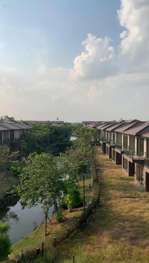 biệt thự khổng lồ nằm ven sông vàm cỏ, view cực kì đẹp.