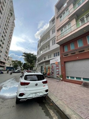 cần tiền bán gấp nhà mt đường nguyễn ngọc phương,p.19,bình thạnh .giá 22.5 tỷ -dt 5.4x12m.