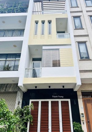 bán nhà đường hoàng hoa thám diện tích: 4x17m trệt 3 lầu