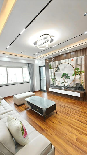 cần bán gấp căn hộ chung cư 120 m2, 3 pn tòa d5a trần thái tông, ban công đông nam