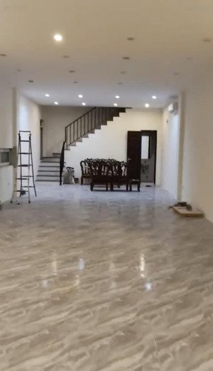 cho thuê nhà 3 tầng, ngã 3 ngọc hồi. dt 80m2 giá 20tr, vỉa hè 6m.