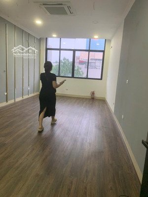 cho thuê sàn văn phòng phố tuệ tĩnh: dt 30m2, thang máy, hầm để xe, ô tô đỗ cửa, giá 7 triệu