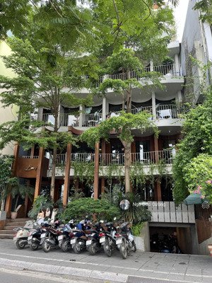 cho thuê mbkd dịch vọng 150m x 4t + sân vườn, mt 20m, thông sàn hợp spa thẩm mỹ 