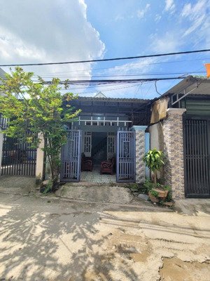 cần bán căn nhà cho thuê 6tr/th ngay ngã tư miếu ông cù, 85m2 chỉ 2ty550, mặt tiền đường 6m, shr.