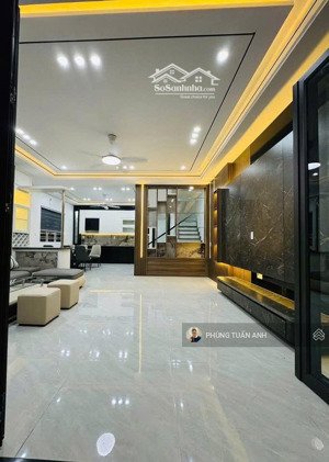 xuất hiện một căn vila đường lạch tray
xây mới, lô góc ô tô đỗ cửa.