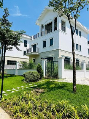 không thể bỏ qua siêu phẩm nhà phố view sông 8x20 phân khu the suit đã có hđmb đầu tư lời ngay 1 tỷ