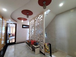 bán nhà mặt tiền kinh doanh. gần chợ, hạ giá bán gấp