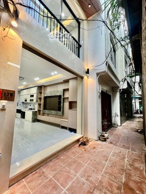 ngọc thuỵ - 6tầng thang máy - gần cầu long biên - vị trí cực đẹp- full nội thất