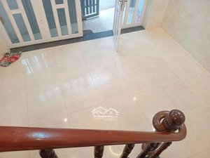 nhà đẹp , còn mới , có thể cho thuê hoặc ở đều được , giao thông thuận tiện , gần chợ , trường học