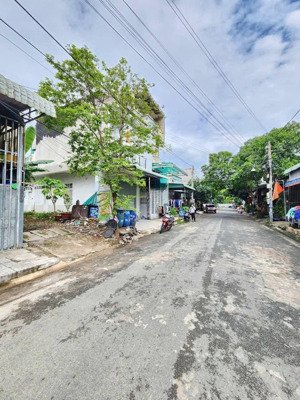 chủ ngộp ra gấp lô đất dt 60m2 giá 1tỷ350 gần đh kinh tế - kỹ thuật bình dương, full thổ cư shr