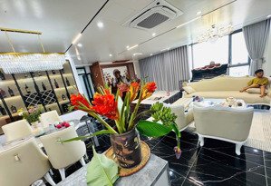 bán penthouse rainbow văn quán, dt 400m2, căn góc view hồ, nhà hoàn thiện đẹp.
lh kiều thuý 0949 17