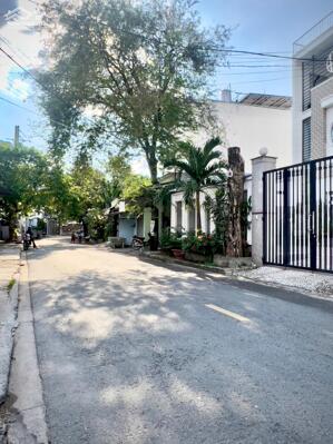 Bán nhà mặt tiền cấp 4 Bà Điểm giá 4tỷ100 triệu/108m2 sổ riêng, full thổ cư, khu dân cư hiện hữu