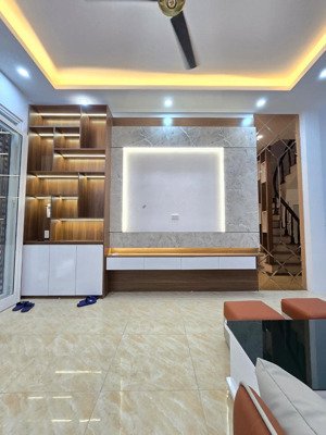 nhà đẹp kim giang - ngõ thông, cạnh kđt đại kim,trường đh thăng long -dân trí cao -nhà 2 mặt thoáng