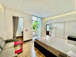 phòng logia sân vườn cây xanh ngồi chill uống trà chiều