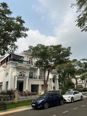 cần bán căn biệt thự song lập 250m2 nhà full nội thất. giá bán 48 tỷ bao sổ