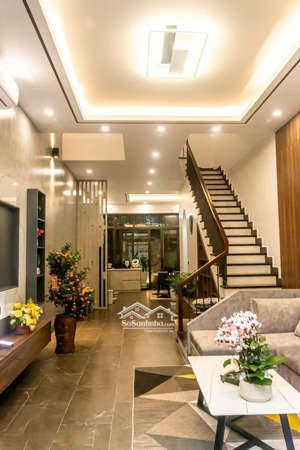 cho thuê gấp nhà mới xây hoàng cầu, dt 40m2 x 5 tầng, đủ đồ. gía 13tr/th lh 