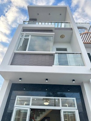 chủ gởi bán nhà 1 trệt 1 lầu (hoàn công) ngay ubnd p.tân vạn. giá chỉ 2,950 tỷ (tặng full nội thất)