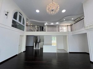 bán căn duplex cc vista verde nhà có 6pn + 1 phòng kho và 5 toilet, tổng diện tích sàn 350m2