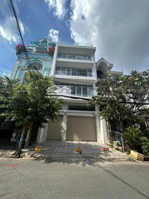 cho thuê nhà mt út tịch, p4. dt: 6,5x20m. 1 hầm trệt 4 lầu. sàn suốt. thang máy.