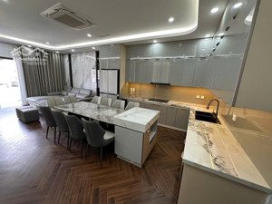 chính chủ cần bán nhà mới xây 76m2*6 tầng ngay tại đường nguyễn văn cừ