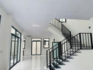 cần cho thuê biệt thự an vượng dương nội hoàn thiện full giá 30tr/th dt 189m2 x 3,5 tầng 