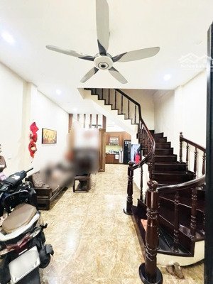 tin được không! phố nguyễn khánh toàn, tài chính 9 tỷ có nhà phân lô, ô tô đỗ cửa 42m2 *4t, 4 ngủ.