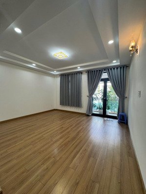 cho thuê văn phòng tầng hầm + tầng trệt + lầu 1, thang máy riêng, giá 28tr/ tháng