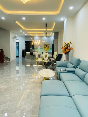 nhà phố 8 x 20 full nội thất, phân khu the suite đường lớn 19m . giá chỉ 10,45 tỷ. lh 