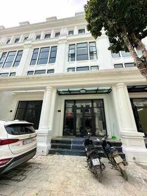 bán nhanh căn liền kề 93,8 m2 cả nhà và xây giá tổng 26,5 tỷ (miễn trung gian)