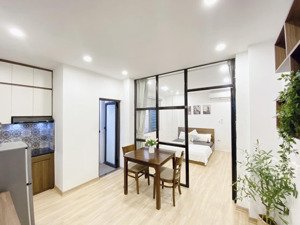 căn hộ thang máy 1k1n 40m2 gần phố xuân thủy full đồ ban công rộng chỉ 5tr9/tháng