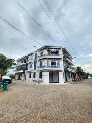 nhà 2 mặt tiền kinh doanh đa ngành gần ngã tư bình chuẩn