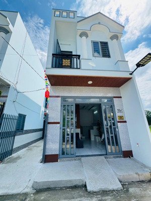 nhà mới xây chỉ 825 triệu kg phát sinh chi phí.liên hệ 
