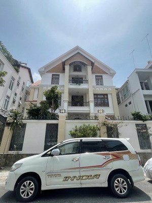 cho thuê biệt thự ngang 10m - mặt tiền đường hoa, phường 7, phú nhuận