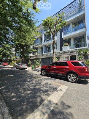 ngang 5m đẹp 4 tầng ngay công viên ven sông kdc 4 lớp bảo vệ 24/24h, 15 tỷ