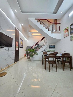 chùa láng, 0.5km đến đại học ngoại thương. 43m 5tầng mt4.2 - chỉ nhỉnh 8tỷ