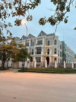 Bán Nhà vị trí đẹp Mặt Tiền Đường Kinh Doanh phố Chùa Láng Đống Đa Diện Tích 126.9m mặt tiền 5m SĐCC pháp lý rõ ràng Giá Bán 630tr/1m2 có thương lượng tiếp Anh Chị inbox Em Thuy 0961218968 0936359198