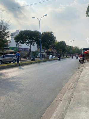 cần bán nhà 2 mặt tiền hxh đường số 18, p. bhh 4x20m 1 lầu, giá bán 7,6 tỷ. lh xem nhà 