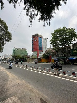 tòa nhà góc 2 mặt tiền, vị trí gần emart, ngang 9,6m dài 20m, 8 tầng, hđt 130tr. chỉ 3x tỷ