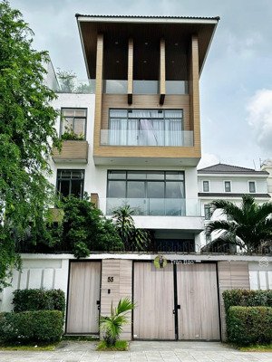 biệt thự vip có hồ bơi. cam kết giá tốt nhất ở phường thảo điền, q2. 7x27 cn: 204m. giá 36 tỷ