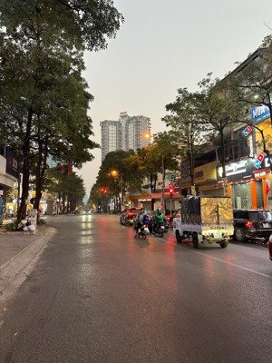 bán toà nhà mặt phố trung hòa vị trí kinh doanh đắc địa 8 tầng thang máy