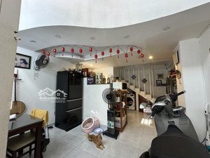 ngã 4 phú nhuận - sổ không tỳ vết - 27m2 - 2 phòng ngủ, sân thượng - giá 5.5 tỷ