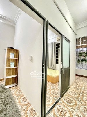 cho thuê căn 2pn cửa sổ thoáng mát, lầu 1 dễ di chuyển, gần cầu sài gòn + nhiều trường đại học