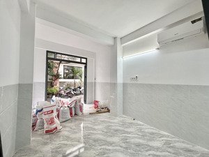 cho thuê kiot vừa ở vừa kinh doanh sẵn máy lạnh, nhà vệ sinh riêng ngay lê đức thọ.