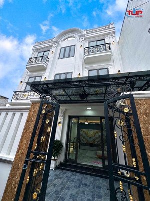 bán nhà phố hồ sen, xây mới độc lập có sân cổng riêng để xe, cách mặt đường chỉ 25m.