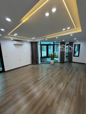 nguyễn văn cừ- 50m x 6 tầng- ô tô vào nhà - thang máy- gần cầu chương dương, ra bệnh viện quốc tế,