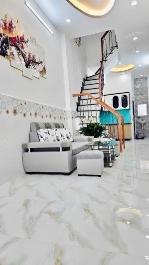 nhà đúc 2 tầng - dtsd 60m2 - mặt tiền kinh doanh đỉnh - đường 8m thông - ngay ngã tư bốn xã
